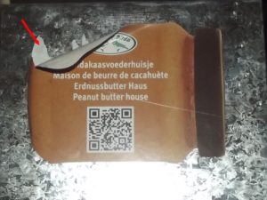 Der Aufkleber hinterlässt leider Kleberückstände auf dem Dach.