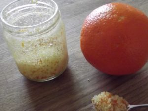 Der Zucker kristallisiert, wenn er mit den Orangenschalen zusammen kommt. Dennoch: Tolles Aroma. Der Zucker kristallisiert, wenn er mit den Orangenschalen zusammen kommt. Dennoch: Tolles Aroma.