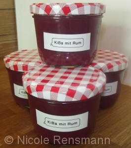 Die Marmelade der 80iger: Kiba mit Rum. Lecker! Kirschen, Bananen, Zitronensaft, ein Schuss Rum mit Einmachzucker 2:1. Fertig. Die Marmelade der 80iger: Kiba mit Rum. Lecker! Kirschen, Bananen, Zitronensaft, ein Schuss Rum mit Einmachzucker 2:1. Fertig.
