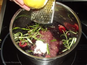 Resteverwertung: 280 g Kirschen, 160 g Rotwein, ein Zweig Rosmarin, Zitronenabrieb, Prise Salz, 220g Gelierzucker 2:1 Resteverwertung: 280 g Kirschen, 160 g Rotwein, ein Zweig Rosmarin, Zitronenabrieb, Prise Salz, 220g Gelierzucker 2:1