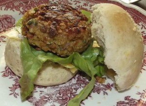 Mein Veggieburger mit selbstgemachten Hamburgerbrötchen.
