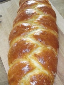 Der süße Hefezopf wird mit Eigelb bestrichen. Der Hefeteig ähnelt dem herzhaften Grundteig, enthält aber Milch anstatt Wasser, Eier, Butter anstatt Öl und Vanille.