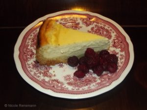 Käsekuchen - hier dienen die Himbeeren nur als Deko und schmecken himmlisch dazu. Passen aber auch gut in den Kuchen. Käsekuchen - hier dienen die Himbeeren nur als Deko und schmecken himmlisch dazu. Passen aber auch gut in den Kuchen.