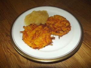 Das Apfelkompott entstand nach dem Rezept von Tim Mälzer mit Ahornsirup. Die Kürbis-Kartoffeln-Röstis sind von mir.