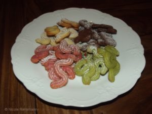 »Das erzähle ich dir morgen. Zeit fürs Frühstück. Wo ist der Kaffee? Und diese leckeren Plätzchen deiner Mutter, die möchte ich dazu. Mindestens einen Teller voll.«
