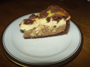 Eine Variante: Schoko-Mürbeteig, darauf Biskuitteig - gefärbt mit Kakao - , dann die Apfelmasse, anschließend eine Quark-Sahne-Vanillepuddingmasse und braune Zupfen, die aus dem Schoko-Mürbeteig gemacht werden.